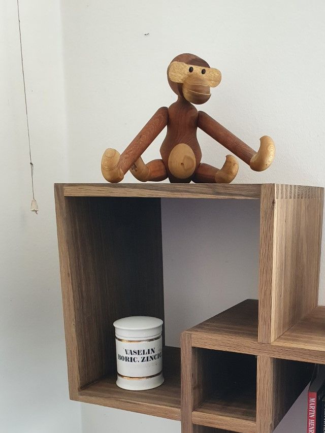 Hylder laves som viste med fingersamlinger denne på billede har felter på ca 35 x 35 cm og er lavet i røget eg.